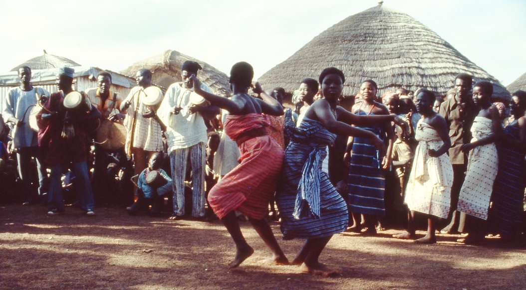 Tora dancers